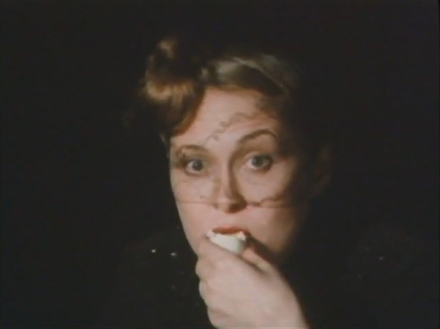 faye dunaway eats a hard boiled egg for parco